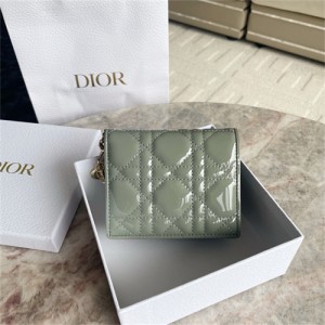 디올 에나멜 가죽 반지갑 S0178-4 2023/신상