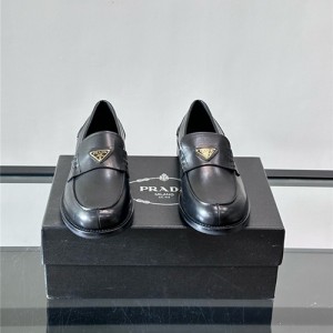 프라다 남성용 로퍼 P56543-2 2025/신상