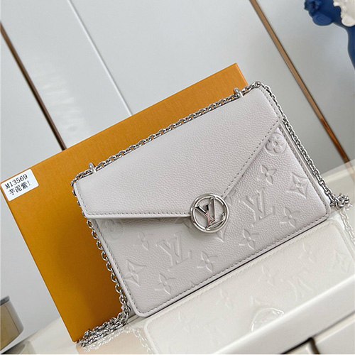 루이비통 온 체인 크로스백 M13569 2025/신상
